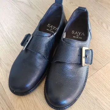 SAYA 버클 블랙 가죽 신발