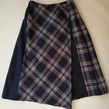 네이비 계열 랩스커트 콤비 + 뒤에 튤 레이스