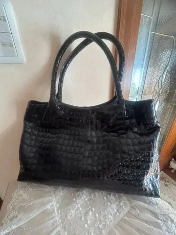 에나멜 엠보 백 블랙