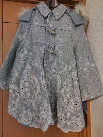 Vous etes 레이스 장식 판초 케이프 코트