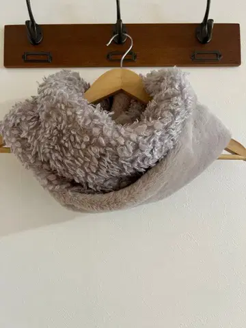 물건 정리중이라 연말까지만 판매. 그레이 보아 소재 넥워머