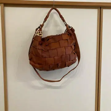 브라운 가죽 꼬임 숄더백