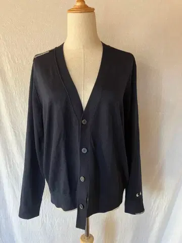 [ 미사용 새상품 ] 유니클로 x 안야 힌드마치 메리노 V넥 가디건