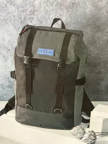 그레이와 블랙의 럭색 a.v.v