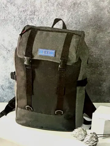 그레이와 블랙의 럭색 a.v.v