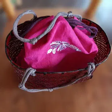 자수 들어간 빨간색 라탄 토트백