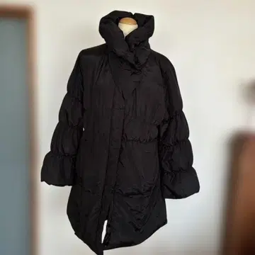 후드 부착 블랙 다운 자켓