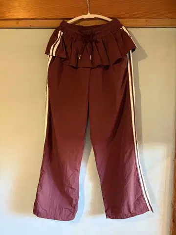 프릴 트랙 팬츠 나일론 팬츠 버건디 크림슨
