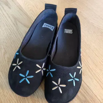 CAMPER TWINS 플랫슈즈 블랙 꽃 자수