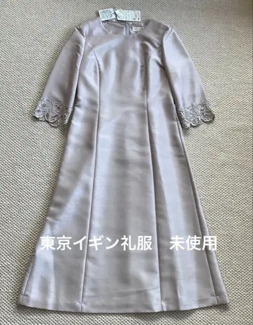 연한 핑크색 레이스 달린 드레스