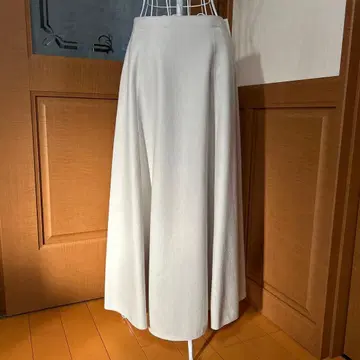 유나이티드 애로우즈 화이트 계열 플레어 롱 스커트