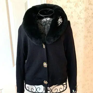 슈퍼 뷰티 퍼 카라 부착 블랙 가디건 새상품급