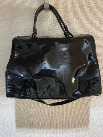 블랙 래커 마감 핸드백 훌라 FURLA 에나멜 백 파우치 포함