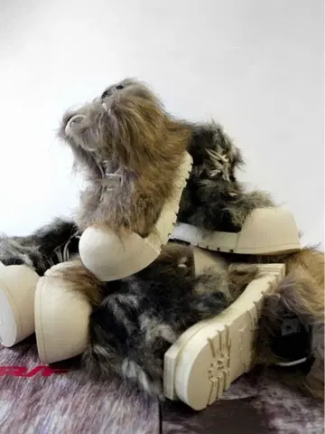 FVVO의 퍼가 달린 스니커즈입니다. 작년에 XU 셀렉에서 구매했습니다.