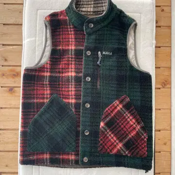 AIGLE 체크 무늬 안감 부착 플리스 베스트