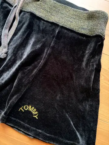 TOMMY 블랙 벨벳 미니 스커트