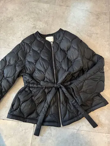 다운 아우터 퀼팅 프릴 블랙