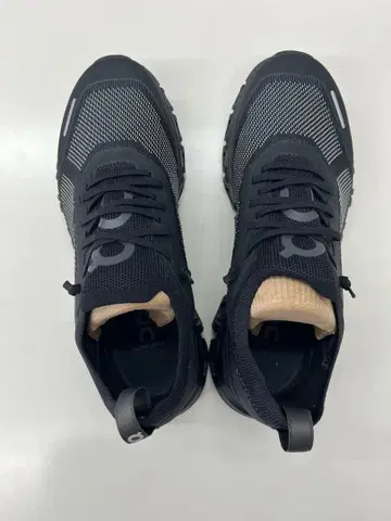 온 클라우드 6 버사 블랙 스니커즈