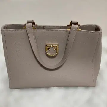 베이지 핸드백 수납 포켓 포함