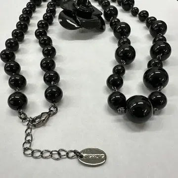 [ INGEBORG ] 블랙 비즈 목걸이와 로즈 모티브