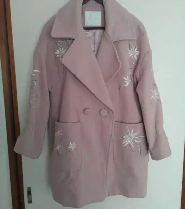 CECIL McBEE 핑크 자수 체스터 코트