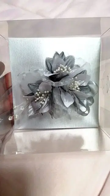 그레이 리본과 펄 코사지