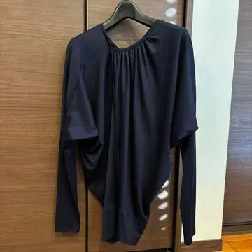 서포트 서피스 다크 네이비 드레이프 디자인 긴팔 상의