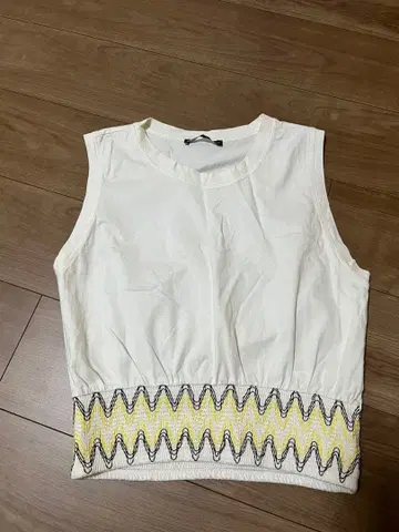 자수 장식 화이트 슬리브리스 상의