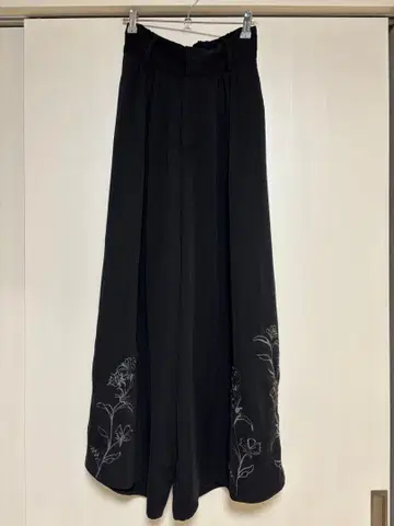 HARE 블랙 꽃무늬 자수 와이드 팬츠