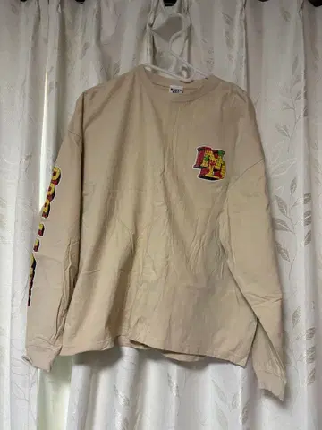베이지 긴팔 티셔츠 네스티독