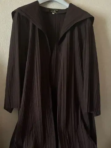 엑세 플리츠 다크 브라운 카라 부착 롱 코트