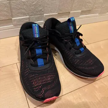 언더아머 러닝화 블랙/핑크 25cm