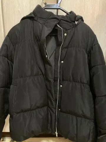 후드 부착 블랙 다운 자켓