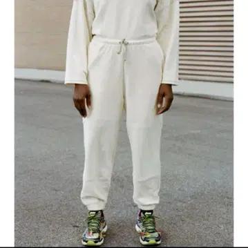 택 포함 BASERANGE COBBLE SWEAT PANTS 아이보리