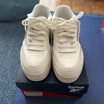 Reebok 화이트 스니커즈