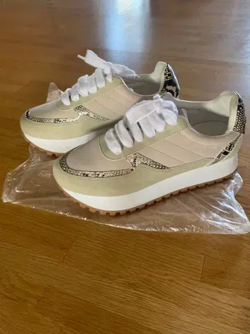 Evol 통굽 스니커즈 베이지 스네이크 패턴