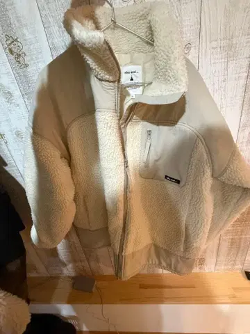 크림색 플리스 자켓 니코앤드