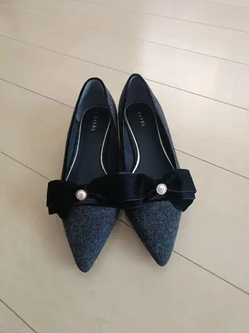 이번 시즌 신상 완판템 RANDA 플랫 리본 트위드 펌프스 25cm