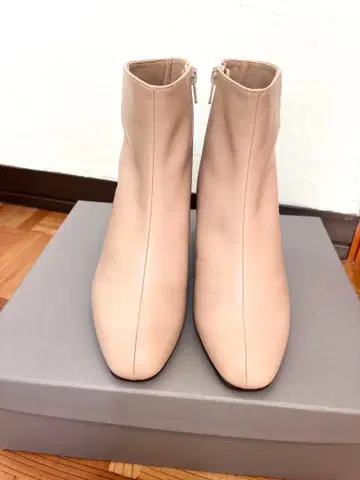 미사용 새상품 유나이티드 애로우즈 베이지 가죽 숏부츠