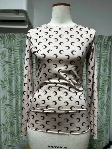 달 무늬 프릴 긴팔 상의