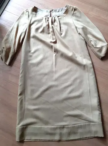 베이지 긴팔 원피스 턱 포함