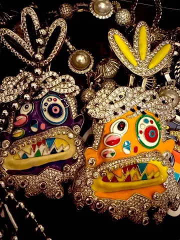 Travis scatt 착용 Jesus necklace 오렌지 탑