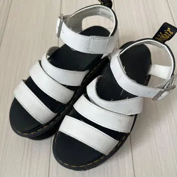 닥터마틴 통굽 화이트 스트랩 샌들