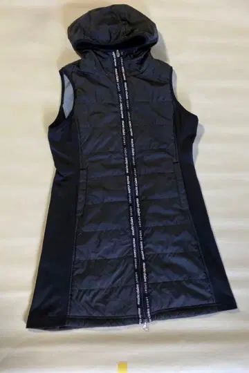마리끌레르 후드 부착 블랙 베스트