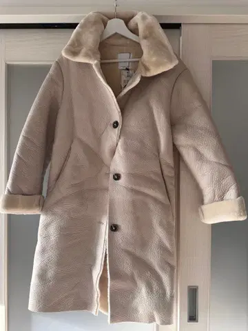 베이지 무스탕 코트 퍼 포함