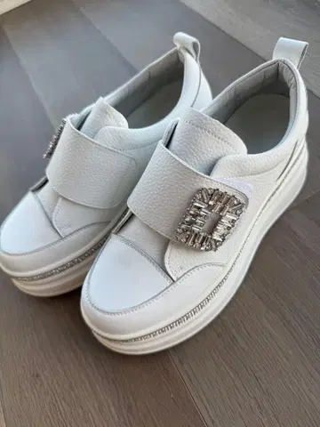 하이 밑창 비쥬 장식 화이트 스니커즈