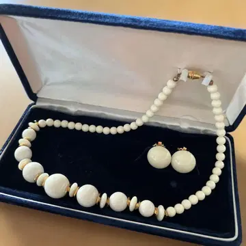 화이트 목걸이와 귀찌 세트