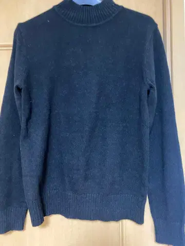 다크 그레이 터틀넥 니트