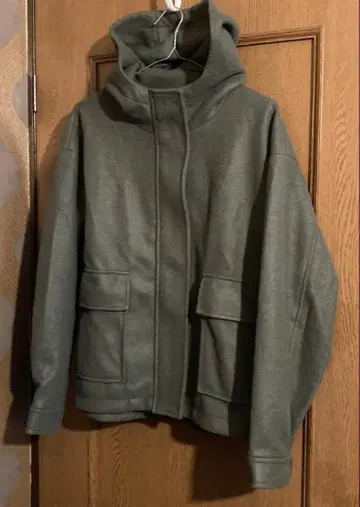 올리브 그린 후드 부착 자켓 하이넥