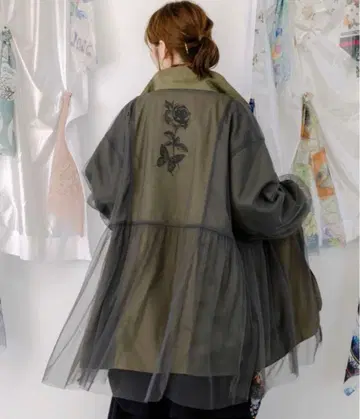 [이즈] 꽃 나비 자수 튤 겹침 롱 블루종